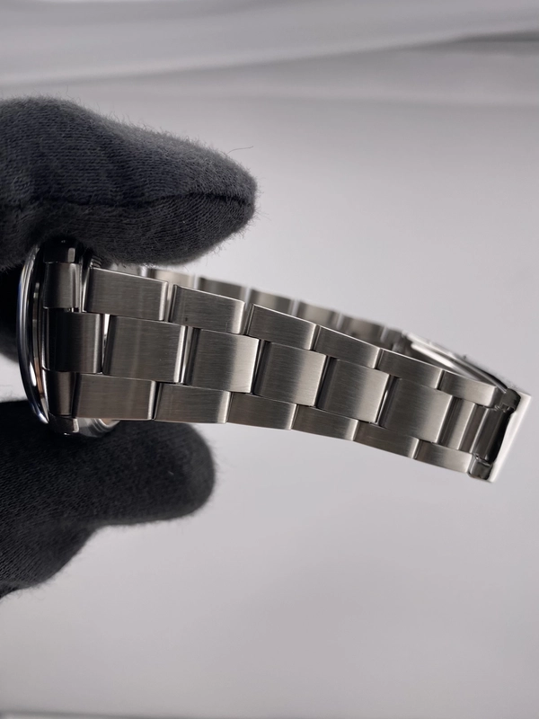 Rolex Oyster Perpetual Date Silver Stick Dial on Oyster Ref. 15000 1986 view 5
