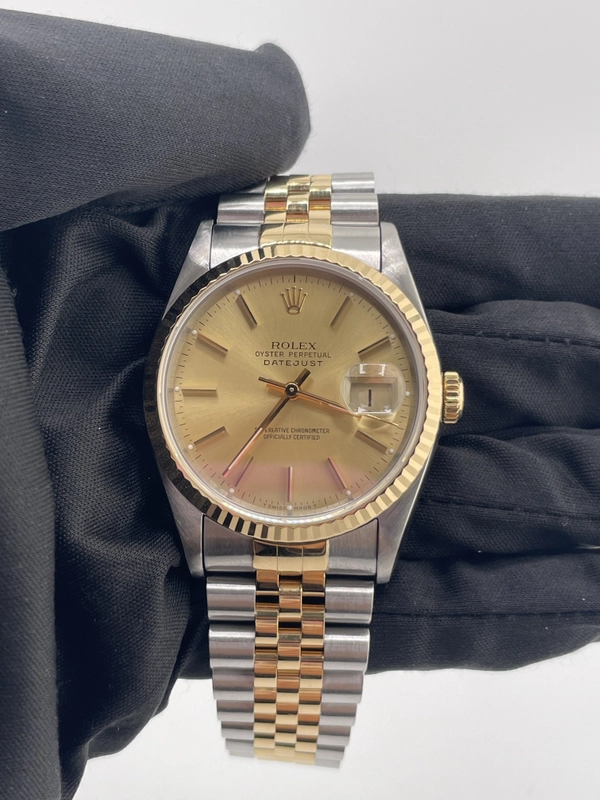 Rolex Datejust 36 Champagne Stick Dial on Jubilee Ref. 16233 Open Date view 2
