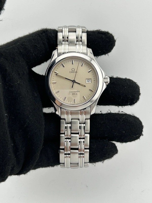 Omega Seamaster 120m Silver Dial on Stainless Steel Bracelet Ref. 2511.30 view 2