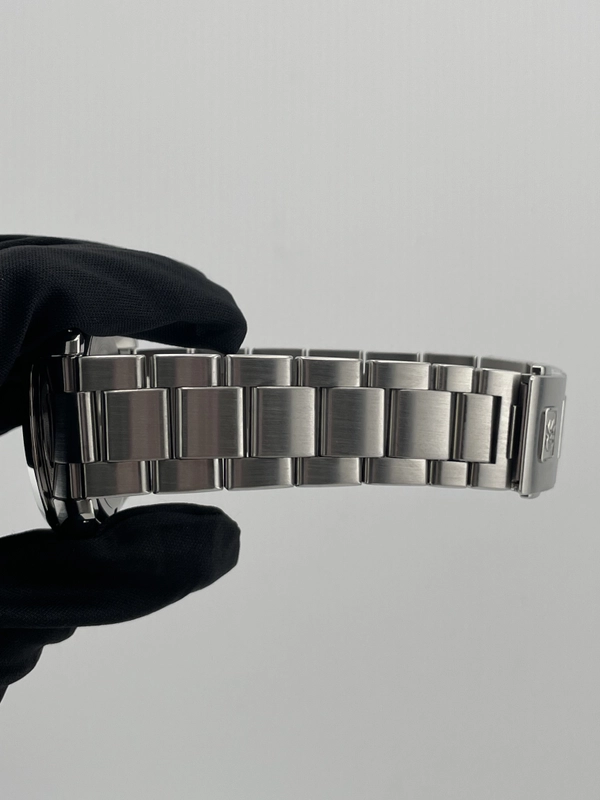 Seiko Heritage Collection Black Dial on Stainless Steel Bracelet Ref. SBGV023 view 5