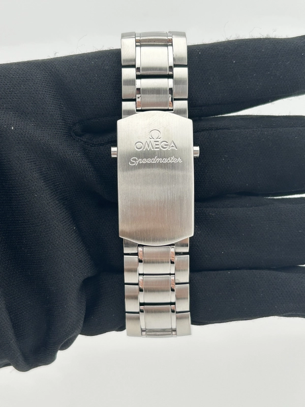 Omega Speedmaster Date Black Dial on Stainless Steel Bracelet Ref. 3210.50 view 4