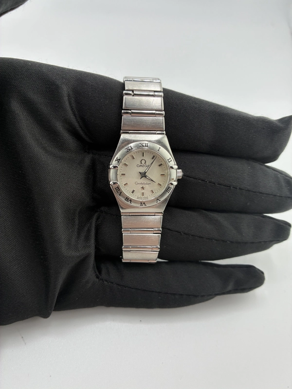 Omega Constellation White Dial on Stainless Steel Bracelet Ref. 1562.3 view 3