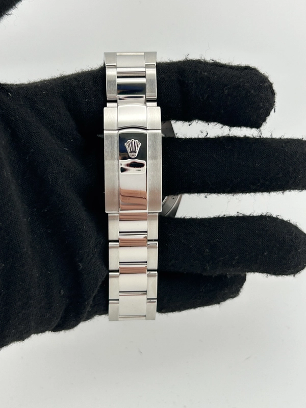 Rolex Datejust 41 Black Index Dial on Oyster Steel Bracelet Ref. 126300 Card 2020 view 4