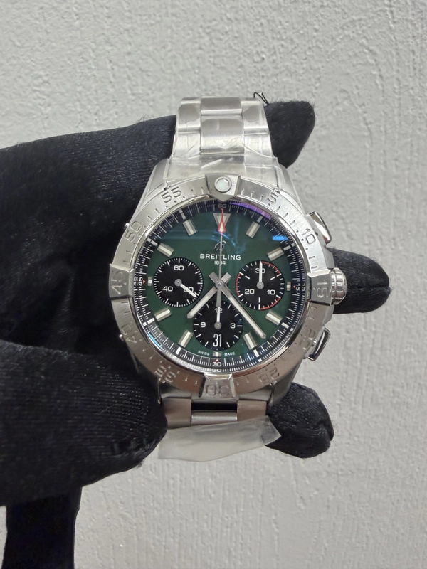 Breitling Avenger B01 Chronograph Green Dial on Steel Ref. AB0146101L1A1 Card 2026 view 2