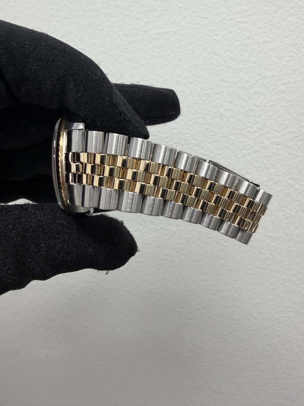 Rolex Datejust 36 Champagne Roman Dial on Jubilee Ref. 16233 1996 view 3