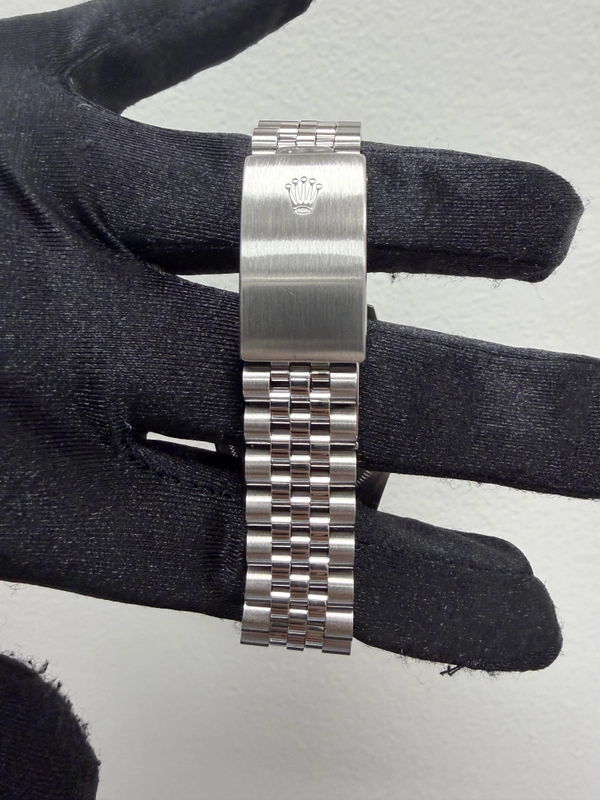 Rolex Datejust Silver Stick Dial on D Link Jubilee Ref. 16220 1989 view 3