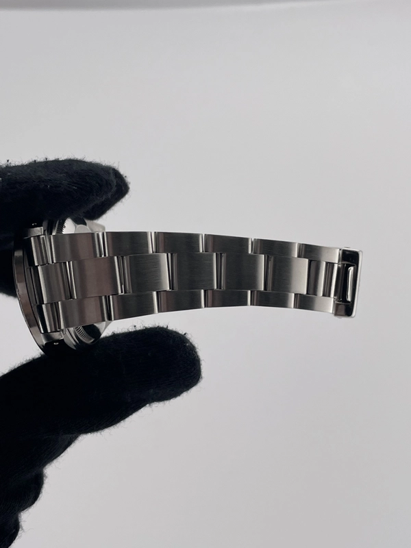 Rolex Oyster Perpetual Date Silver Stick Dial on Oyster Bracelet Ref. 15210 1991 view 5