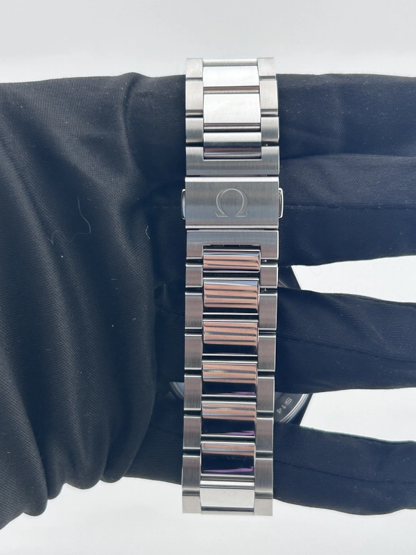 Omega Aqua Terra Blue Sun Brushed Dial on Stainless Steel Ref. 231.10.42.21.03.006 Card 2020 view 3