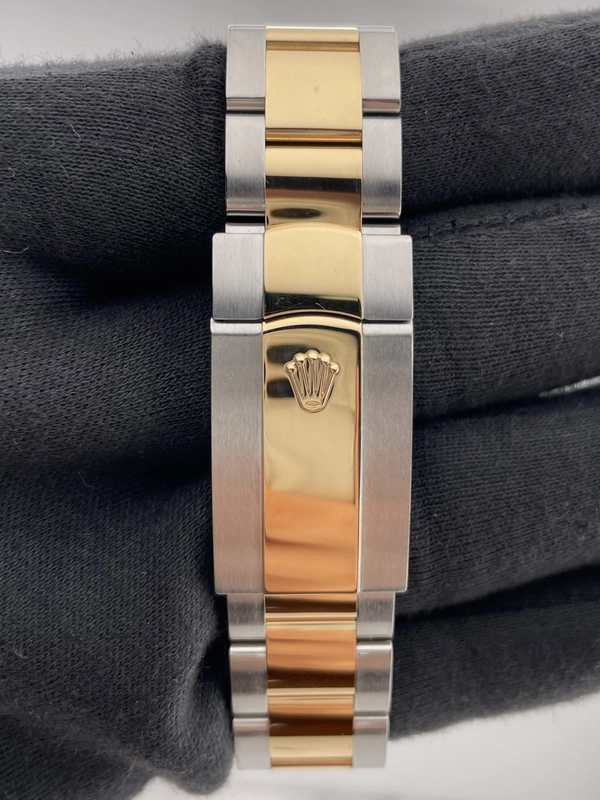 Rolex SkyDweller White Dial on Oyster Ref. 326933 Card 2021 view 4