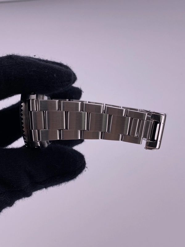 Rolex Submariner Black Dial on Oyster Ref. 16610 Papers Open Date view 5