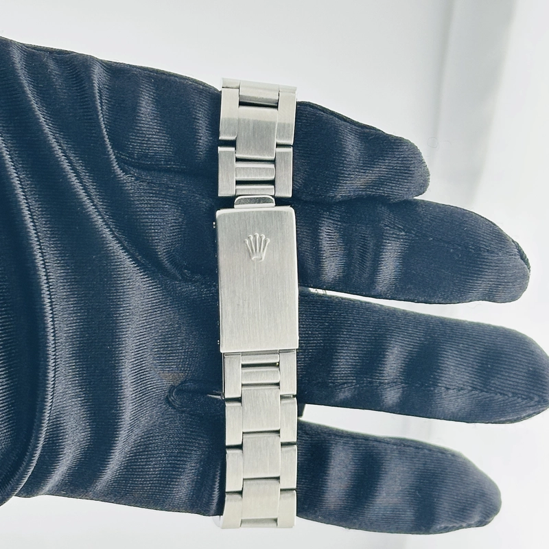Rolex Air-King Silver Dial on Oyster Bracelet Ref. 14000M 2001 view 4