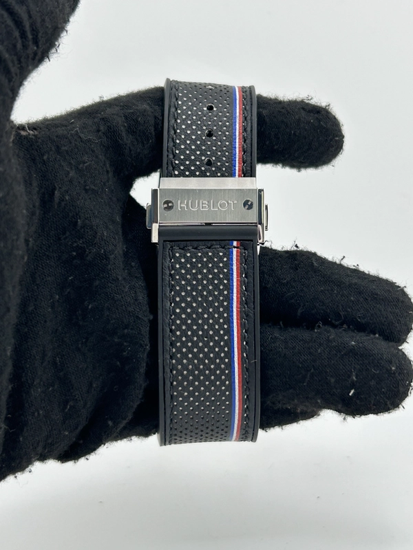 Hublot Classic Fusion Black Dial on Rubber Fold Clasp Ref. 521.NX.1472.VR.TRA14 Complete 2014 view 4