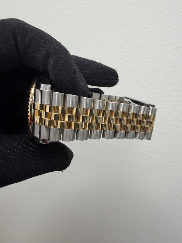 Rolex SkyDweller Champagne Dial on Jubilee Ref. 326933 Card 2021 view 4