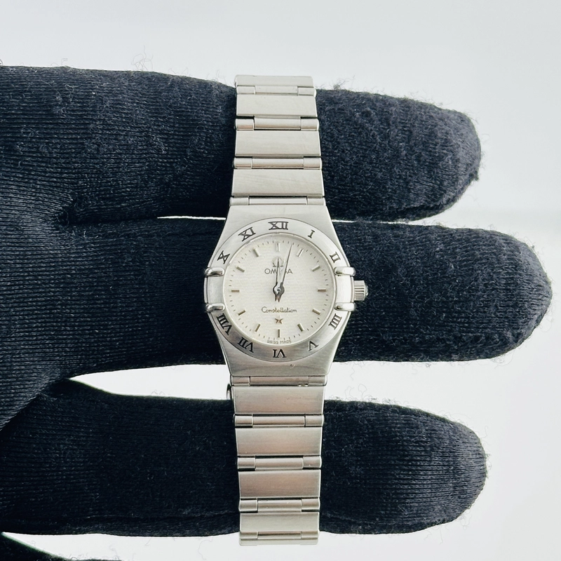 Omega Constellation White Dial on Stainless Steel Bracelet Ref. 1562.30.00 view 3