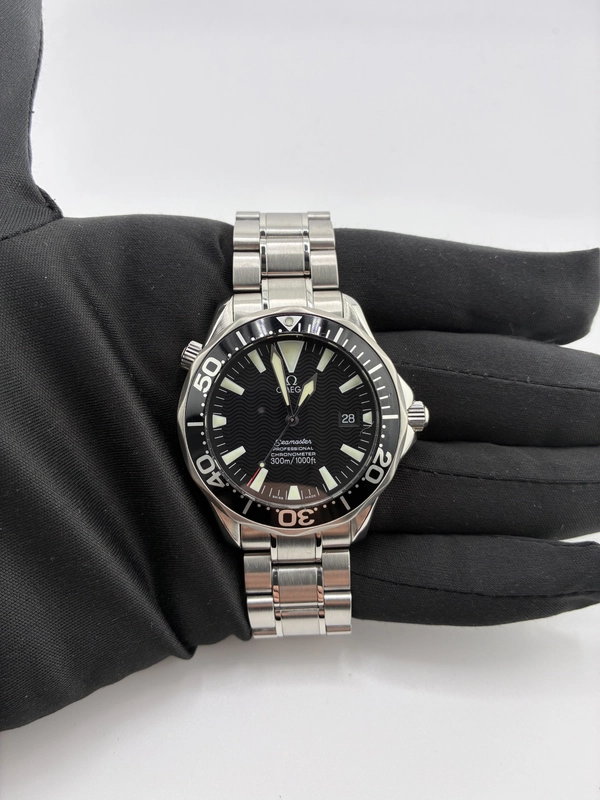 Omega Seamaster Diver 300 M Black Dial on Stainless Steel Bracelet Ref. 2254.5 view 3