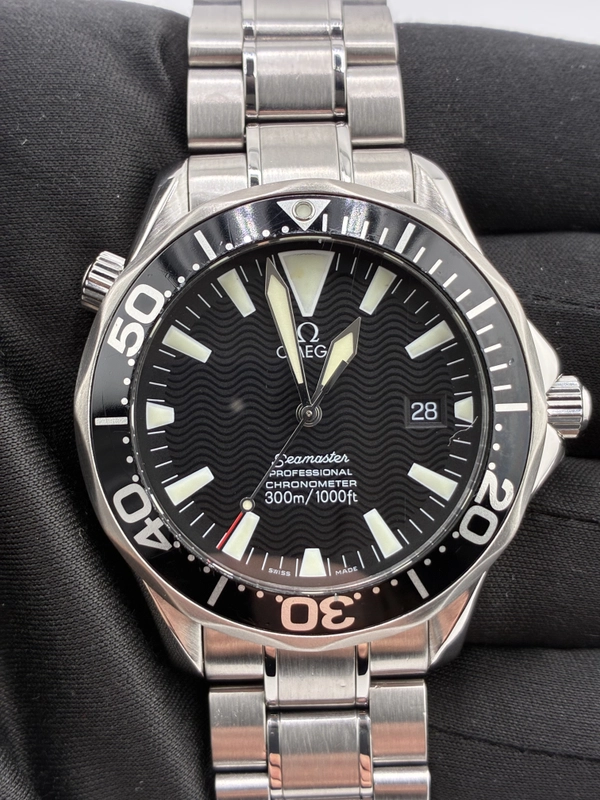 Omega Seamaster Diver 300 M Black Dial on Stainless Steel Bracelet Ref. 2254.5 view 2