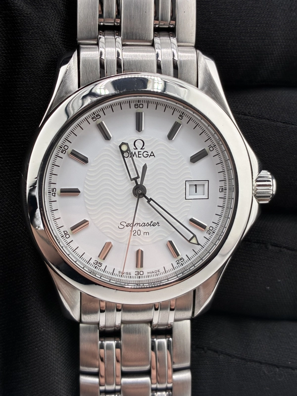 Omega Seamaster 120 M Silver Dial on Stainless Steel Bracelet Ref. 2511.21 view 2