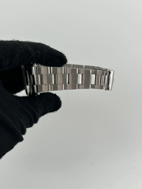 Rolex Oyster Perpetual Date Silver Index Dial on Oyster Steel Bracelet Ref. 1500 1974 view 5