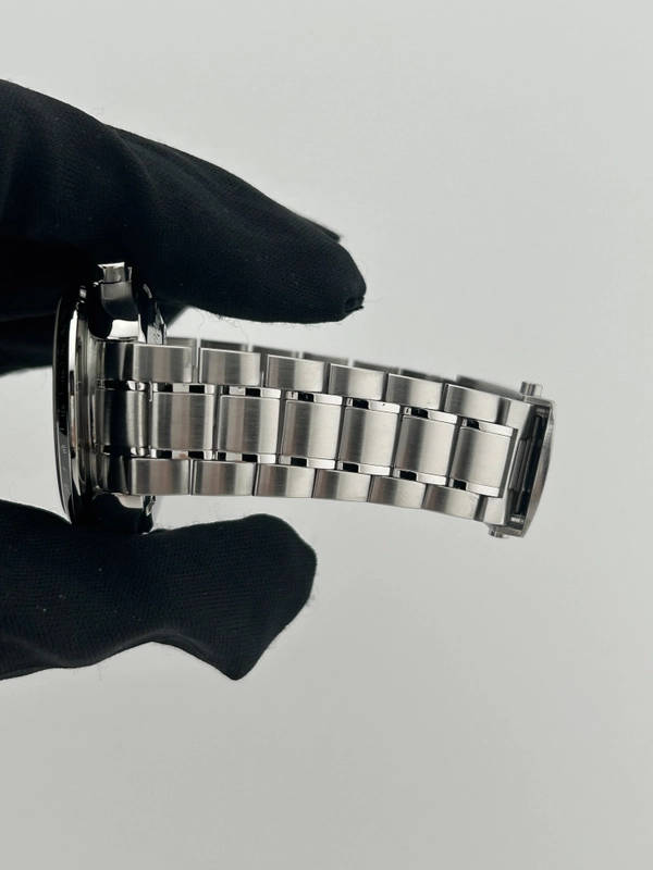 Omega Speedmaster Date Black Dial on Stainless Steel Bracelet Ref. 3210.50 view 5