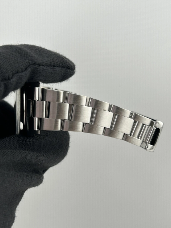 Rolex Oyster Perpetual Date Champagne Dial on Oyster Bracelet Ref. 15000 Papers 1988 view 5