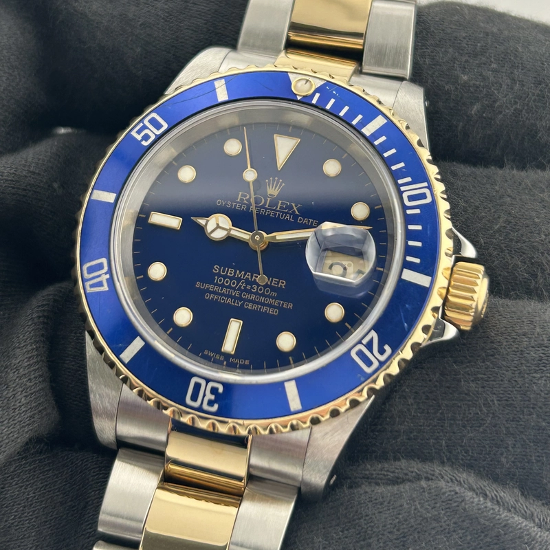 Rolex Submariner Blue Dial on Oyster Ref. 16613 Papers 2001 view 3