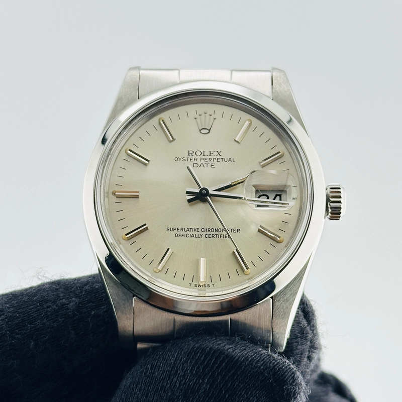Rolex Oyster Perpetual Date Silver Stick Dial on Oyster Bracelet Ref. 15000 1983 view 3