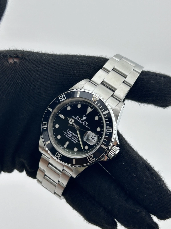 Rolex Submariner Black Dial on Oyster Ref. 16610 Papers 2000 view 3