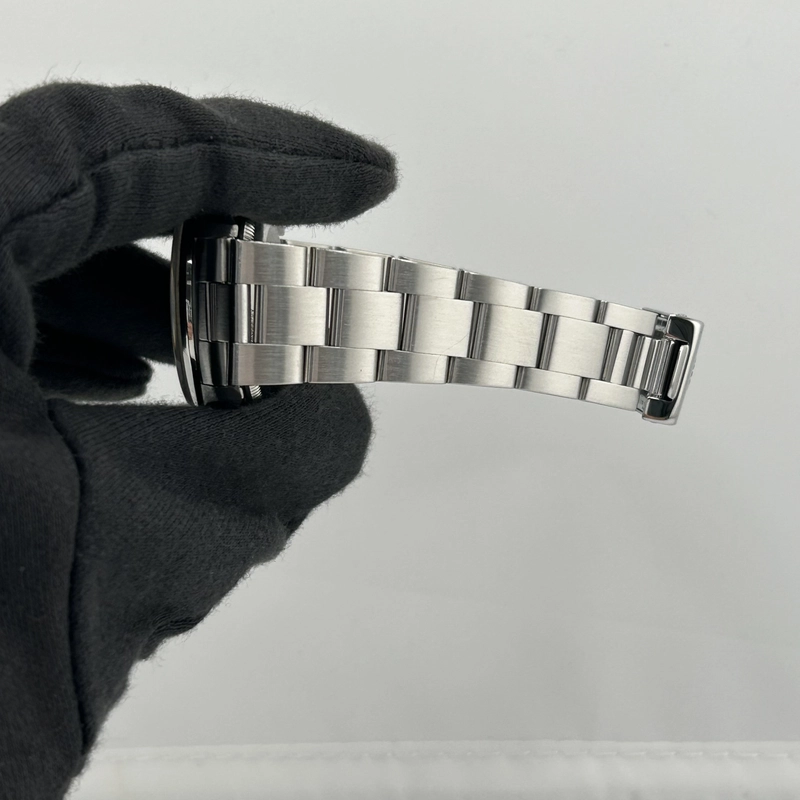 Rolex Oyster Perpetual Date Silver Stick Dial on Oyster Bracelet Ref. 15200 1999 view 5