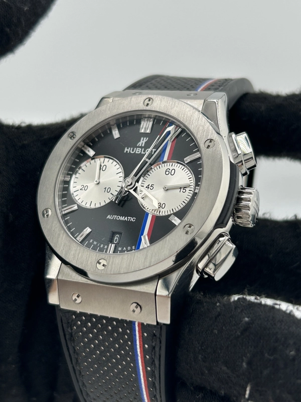 Hublot Classic Fusion Black Dial on Rubber Fold Clasp Ref. 521.NX.1472.VR.TRA14 Complete 2014 view 3