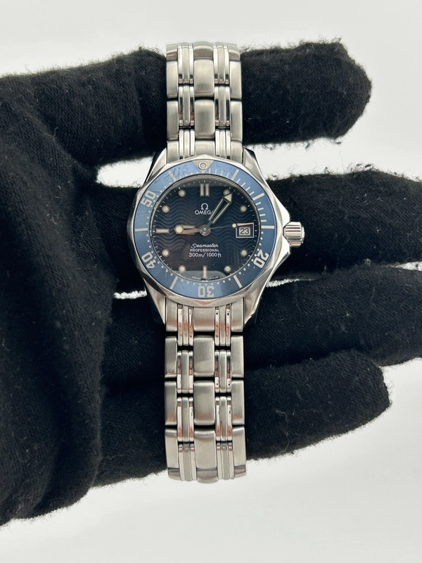 Omega Seamaster Blue Wave Motif Dial on Stainless Steel Bracelet Ref. 2583.80.00 Card 2013 view 2