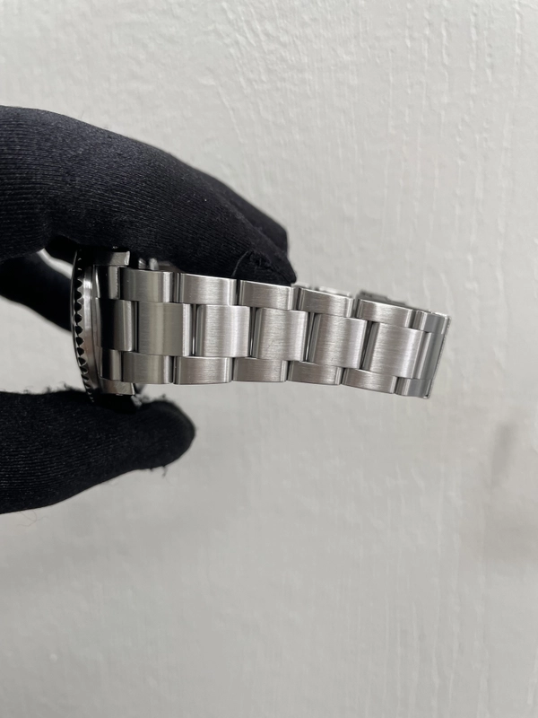 Rolex Sea-Dweller Black Dial on Oyster Ref. 16600 Papers 2000 view 4