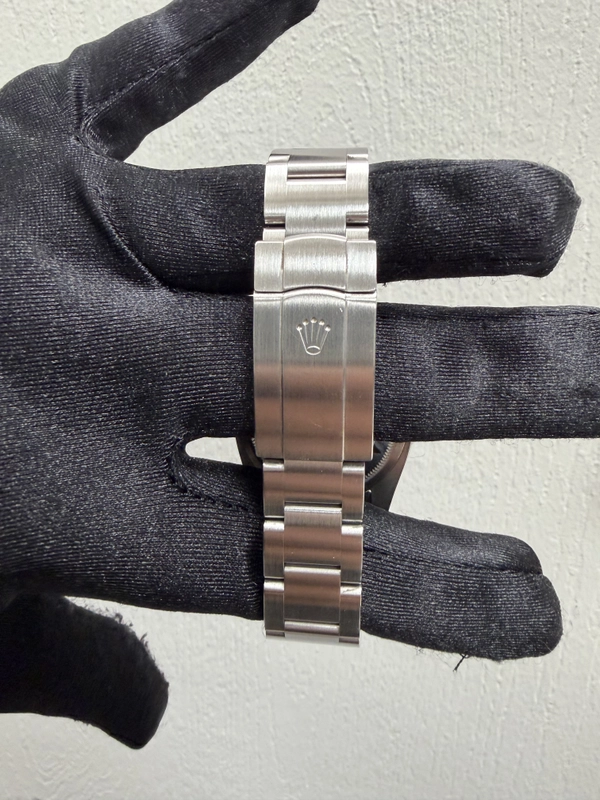 Rolex Oyster Perpetual White Grape Dial on Oyster Ref. 116000 Card 2020 view 3