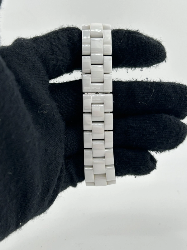 Chanel J12 White Dial on White Ceramic Bracelet Ref. H2010 view 4