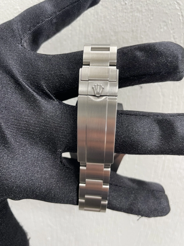 Rolex Submariner Green Dial on Oyster Ref. 116610LV Card 2016 view 3