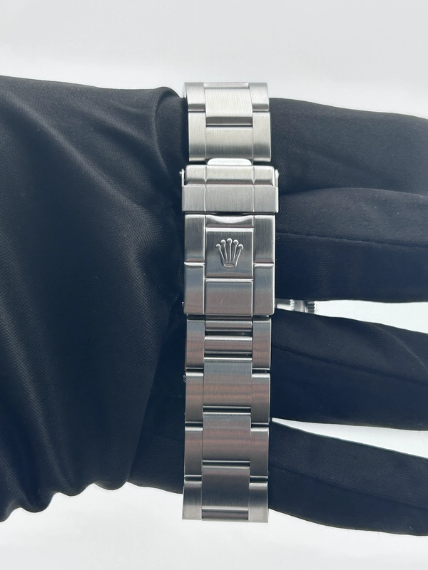 Rolex Explorer I Black Dial on Oyster Ref. 114270 Card view 6