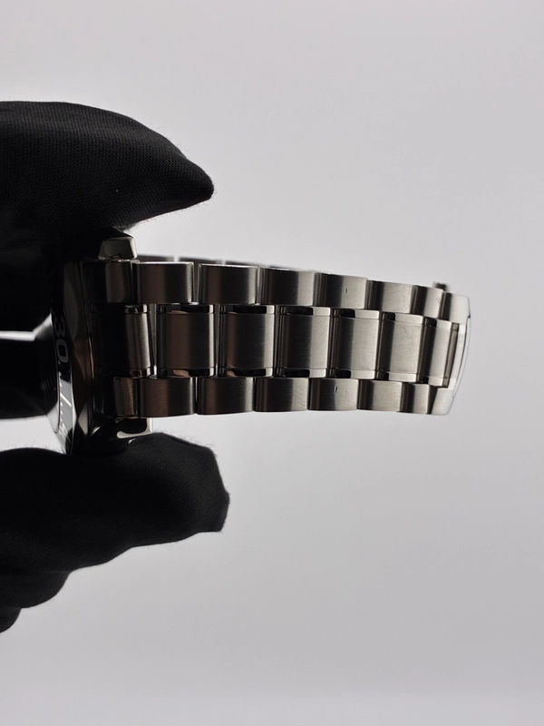 Omega Seamaster Diver 300 M Black Dial on Stainless Steel Bracelet Ref. 2254.5 view 5