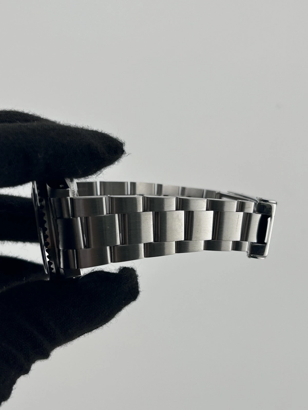 Rolex Submariner Black Dial on Oyster Ref. 16610 Papers 2000 view 5