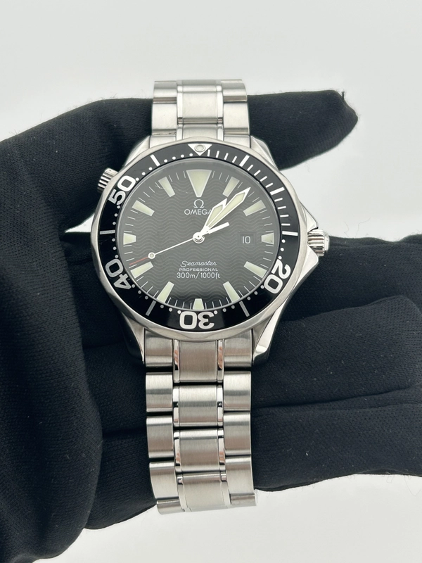 Omega Seamaster Black Wave Motif Dial on Stainless Steel Bracelet Ref. 2264.50.00 view 2