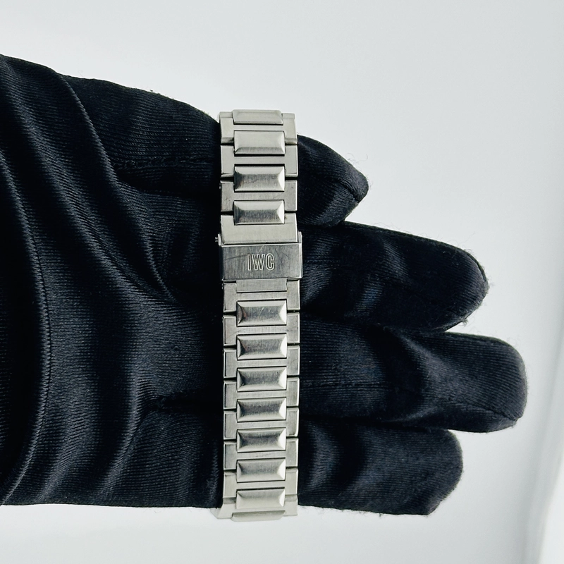 Iwc Ingenieur White / Yg Markers Dial on Stainless Steel Bracelet Ref. IW352103 2020 view 4