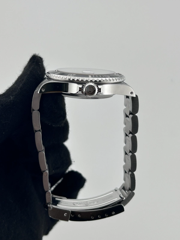 Rolex Submariner Black Dial on Oyster Ref. 16610 Papers 2000 view 6