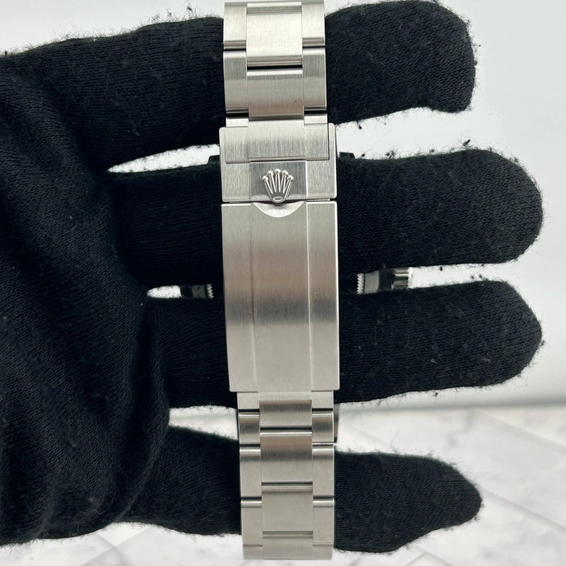 Rolex Submariner Black Dial on Oyster Ref. 126610LV Card 2022 view 4