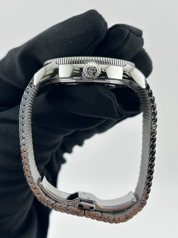 Breitling Superocean Heritage Green Dial on Mesh Metal Bracelet Ref. A10390 Complete view 6