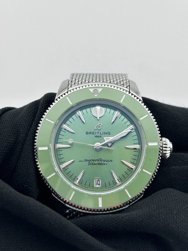 Breitling Superocean Heritage Green Dial on Mesh Metal Bracelet Ref. A10390 Complete view 3