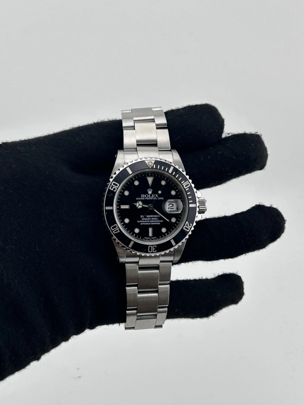 Rolex Submariner Black Dial on Oyster Ref. 16610 Papers 2000 view 2