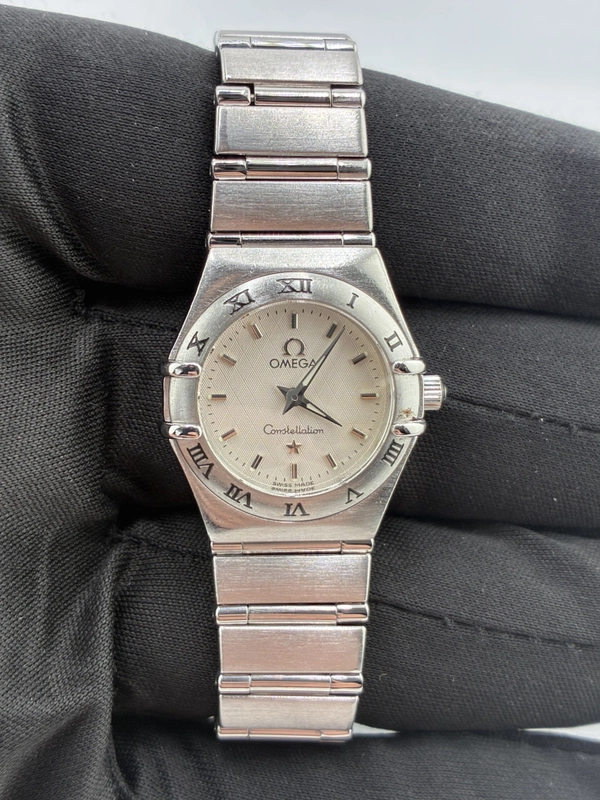 Omega Constellation White Dial on Stainless Steel Bracelet Ref. 1562.3 view 2