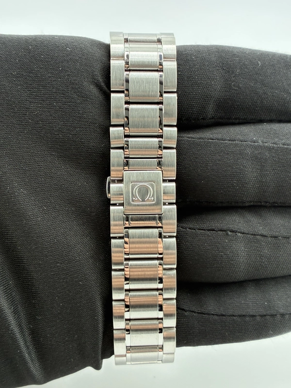 Omega Speedmaster Date Silver Dial on Stainless Steel Bracelet Ref. 3513.30.00 Card 2001 view 4