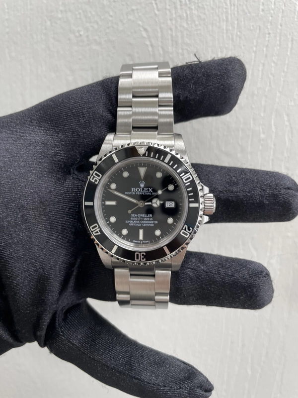 Rolex Sea-Dweller Black Dial on Oyster Ref. 16600 Papers 2000 view 2