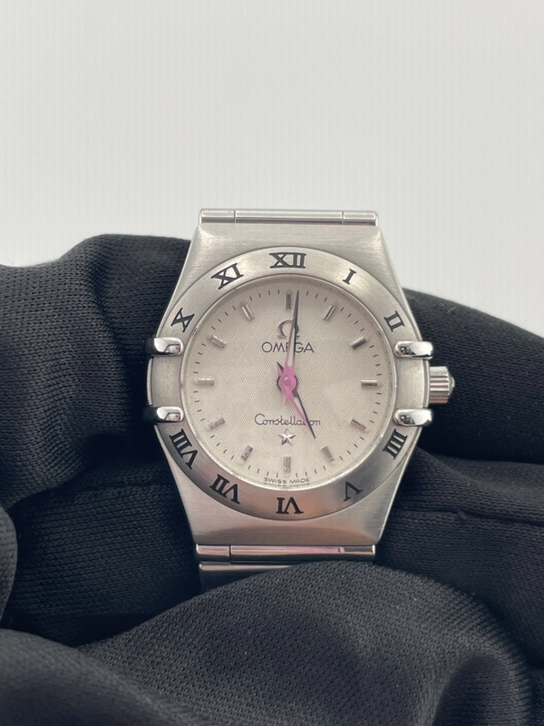 Omega Constellation White Dial on Stainless Steel Bracelet Ref. 1562.3 view 3