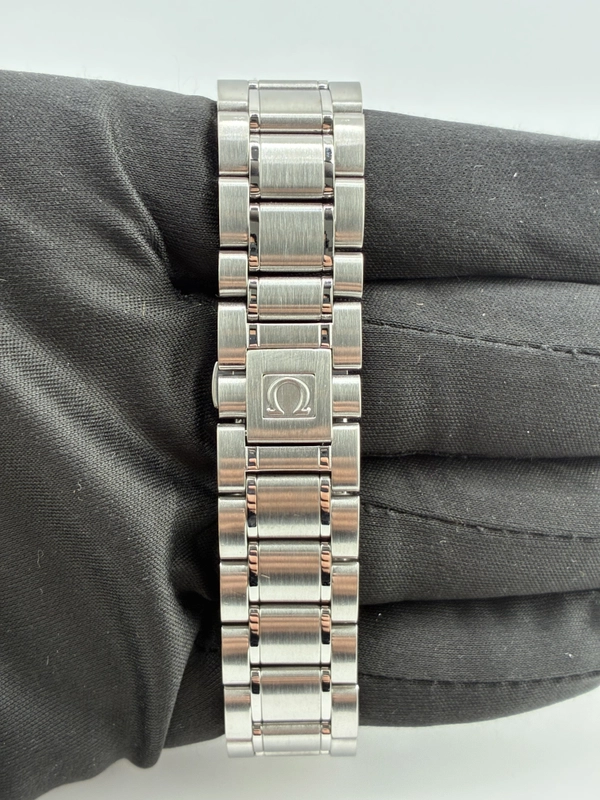 Omega Speedmaster Black Dial on Stainless Steel Bracelet Ref. 3513.52 view 4