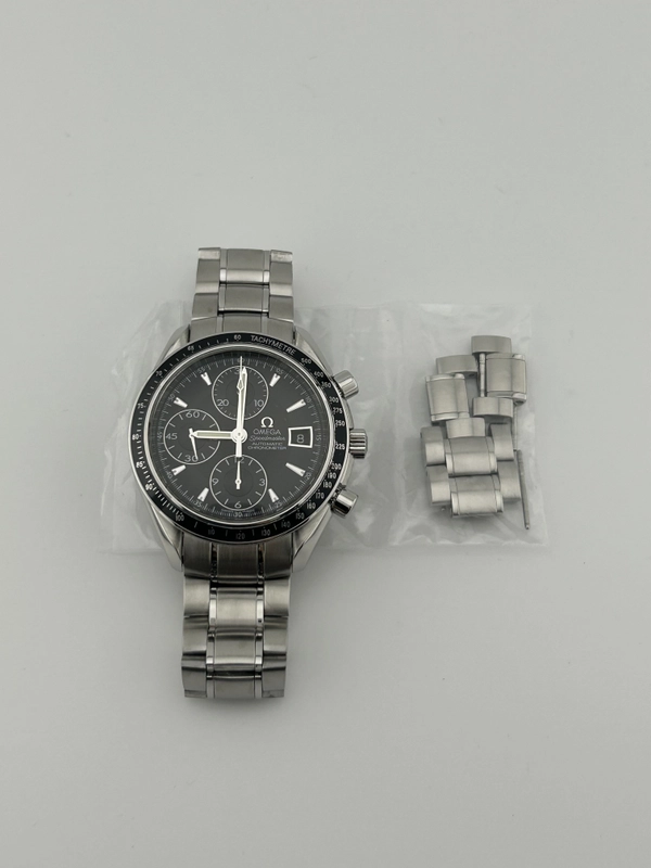 Omega Speedmaster Date Black Dial on Stainless Steel Bracelet Ref. 3210.50 view 8
